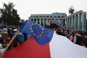 ES perspėja Lenkiją, kad ji turi mėnesį nerimui dėl teismų reformos išsklaidyti