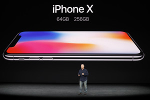 „iPhone X“, „iPhone 8“ ir kitos naujienos: „Apple“ kirto keturgubai