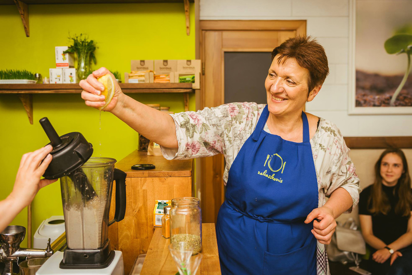 Renginio popietę maisto technologė Irena Žentalytė surengs augalinio maisto gaminimo pamoką, kurioje mokys kaip nesudėtingai iš sezoninių produktų pagaminti sveikų ir skanių patiekalų visai šeimai.