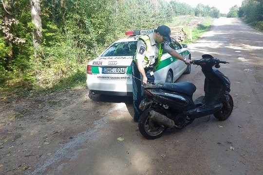 Netoli Medininkų nesustojus mopedui policininkai 2 km bėgo iš paskos