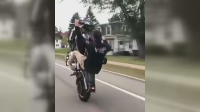 Beprotybė ar drąsa? Motociklininkas demonstruoja sugebėjimus tiesiog gatvėje