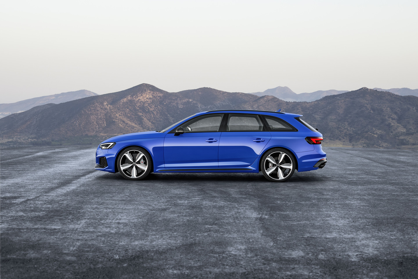  „Audi RS 4 Avant“ turi net 450 AG.<br> Gamintojo nuotr.