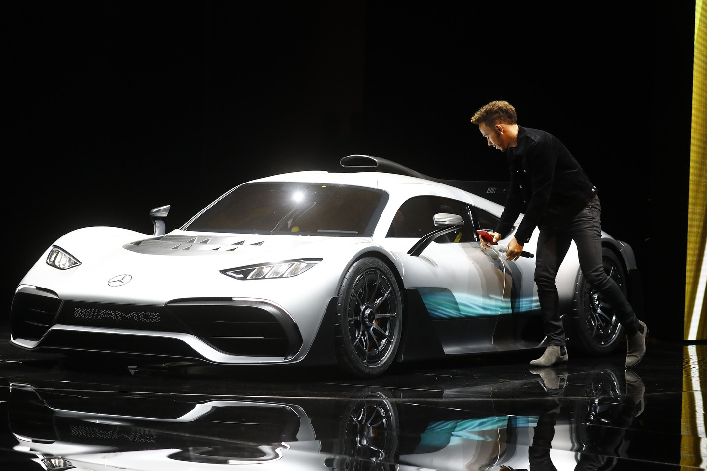  „Project One“ automobilio pagrindas – hibridinė sistema, naudojama ir „Mercedes“ F-1 ekipos boliduose.<br> Reuters/Scanpix nuotr.