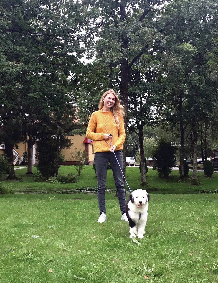  Tinklaraštininkė Evelina Stundžienė neabejoja, kad iki visiškos laimės jai trūko tik šuns.<br>Nuotr. iš asmeninio albumo