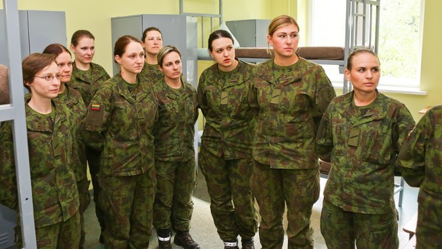 Teiks siūlymus dėl kariuomenės ateityje – tarp jų ir vizija dėl merginų