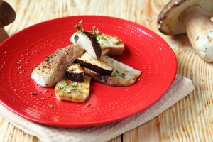 Šefas pamokė, kaip paruošti baravykų užkandėlę su sūriu