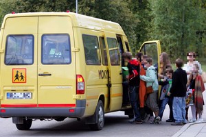 Tėvas negali paaiškinti vaikams, kodėl į mokyklą veža dvi dukras, o trečios ne