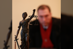 Dvi dienas antstolės kontorą terorizavęs recidyvistas stos prieš teismą