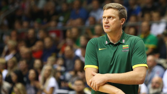Krepšinio federacija neketina atleisti trenerio Dainiaus Adomaičio