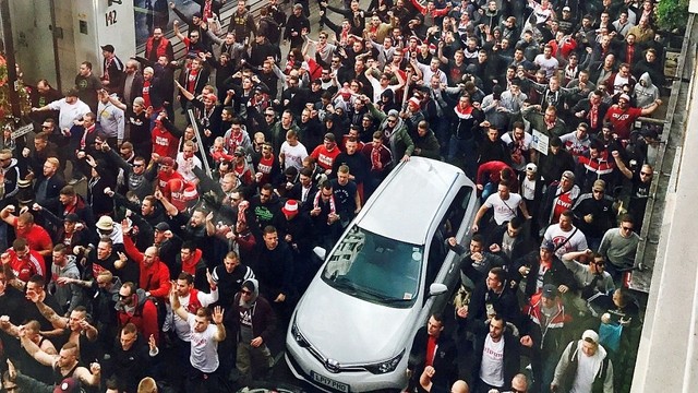 Vokiečiai užgrobė Londoną: tūkstančiai futbolo fanų prieš rungtynes kėlė chaosą