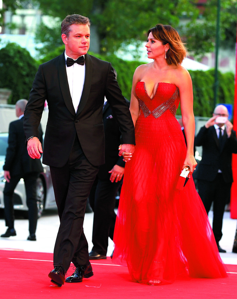 Dviejuose konkursiniuose filmuose vaidinantį Mattą Damoną Venecijoje lydėjo žmona Luciana. <br>„Scanpix“ nuotr.