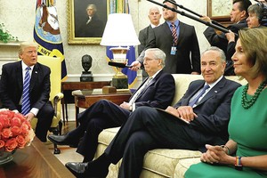 Demokratai ir Donaldas Trumpas pasiekė susitarimą, tačiau pokalbio versijos skiriasi