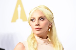 Su sunkia liga kovojanti Lady Gaga pateko į medikų rankas