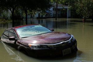 Ekspertas paaiškino, kodėl potvynyje skendęs automobilis yra pats blogiausias pirkinys
