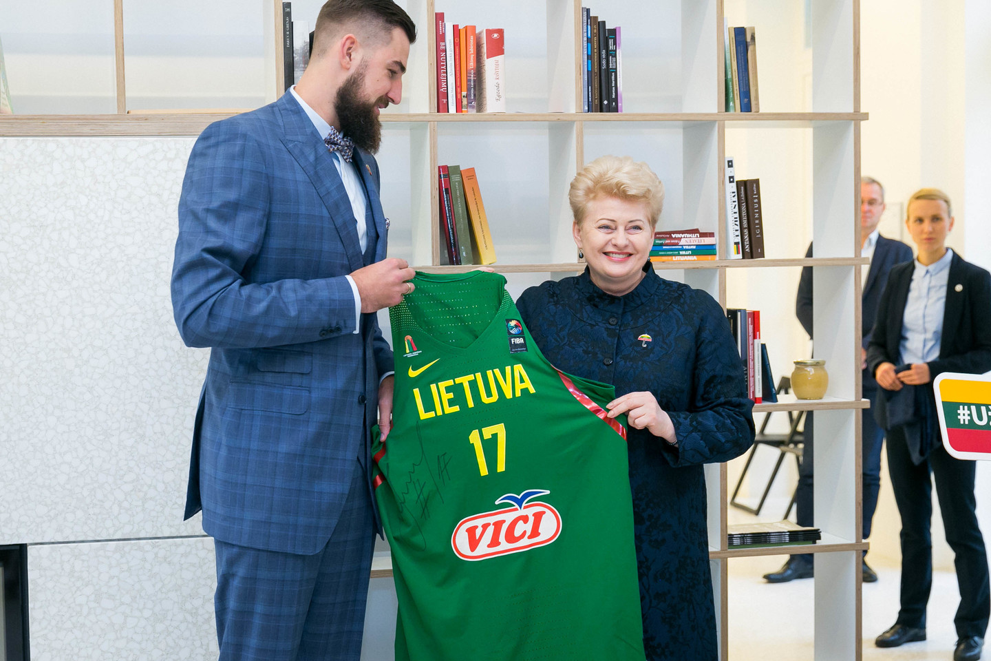 J.Valančiūnas prieš išvykdamas į Torontą spėjo susitikti ir su prezidente.<br> T.Bauro nuotr.