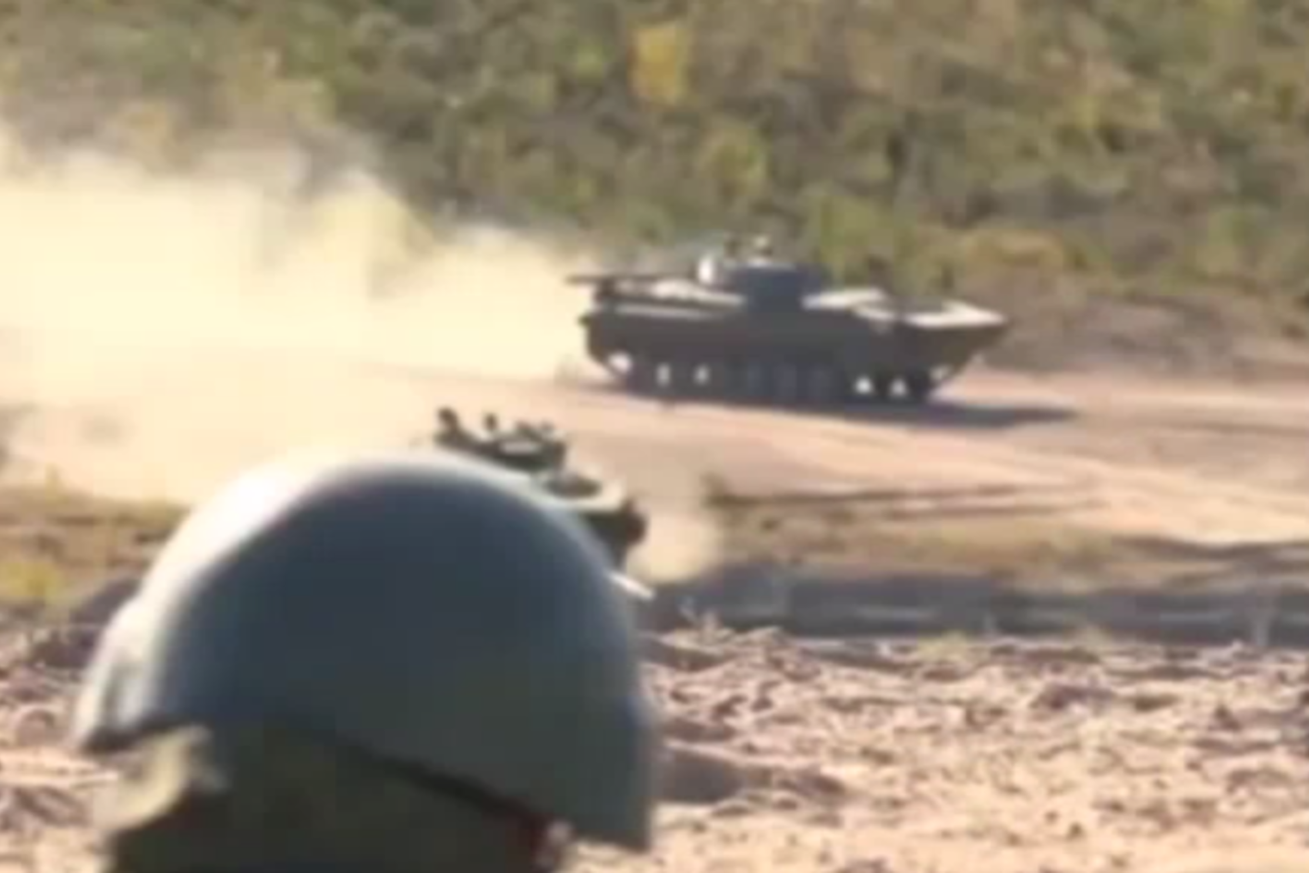 Autorius ragina nepasiduoti įbauginimams dėl kaimynystėje vykstančių pratybų.<br> Lrytas.tv stop kadras