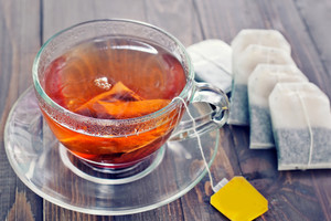 Specialistas paaiškino, kodėl neverta pirkti arbatos maišeliuose