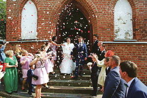 Ant galvų jaunavedžiams barstoma laimė – galvos skausmas net kunigams