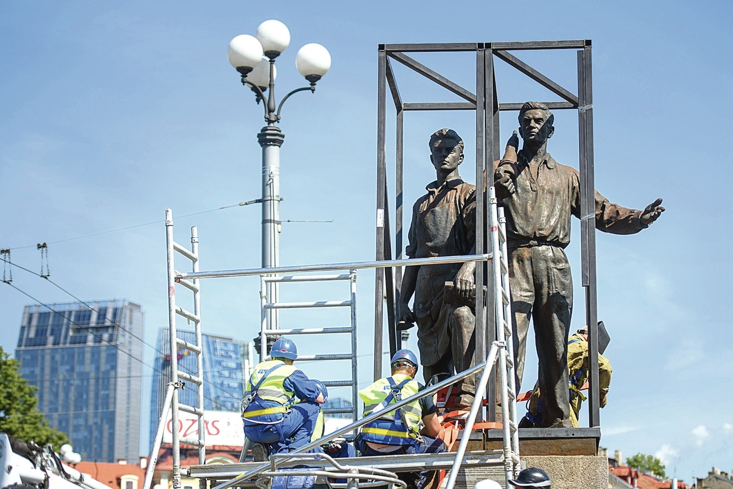  Nemenkas triukšmas kilo, kai buvo nuspręsta nukelti sovietines skulptūras nuo sostinės centre esančio Žaliojo tilto.