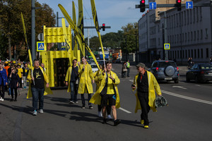 Šančiuose tūkstančiai žmonių į gatves išėjo su kėdėmis rankose