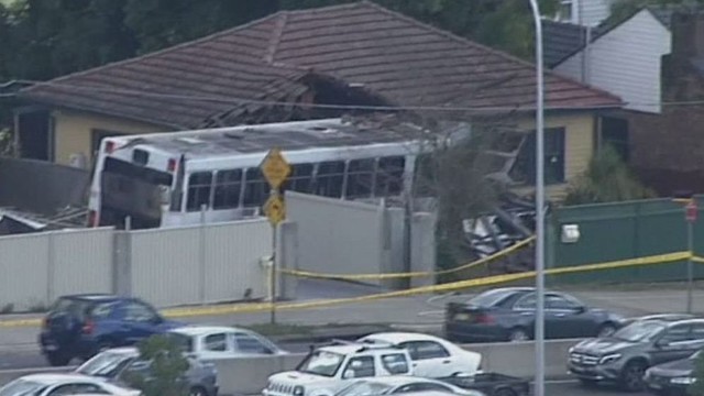 Australijoje autobusas rėžėsi į namus ir sužeidė 3 žmones