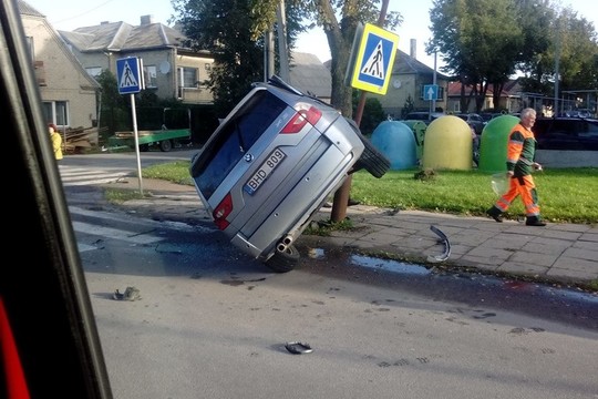 Šiauliuose BMW pakibo ant pėsčiųjų perėjos stulpo