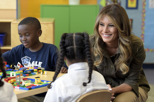 Melania Trump tapo pavyzdžiu, kiek galima pasiekti šiek tiek mokant anglų