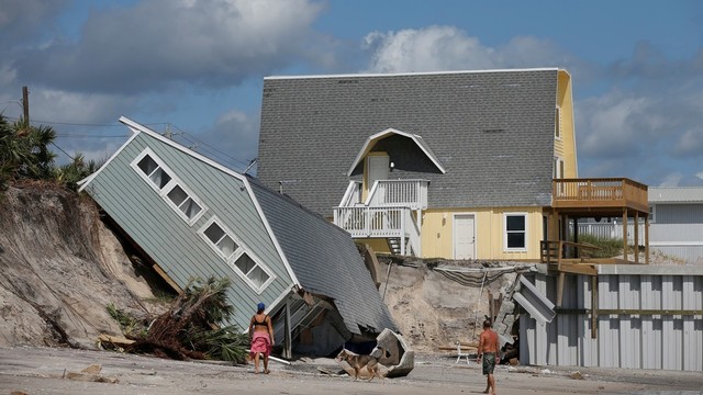 Floridoje žmonėms leista grįžti į uragano nusiaubtus namus