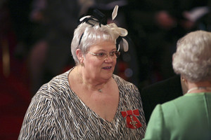 Po sprogimo britų policiją kratą atlieka karalienės apdovanotų geraširdžių globėjų namuose