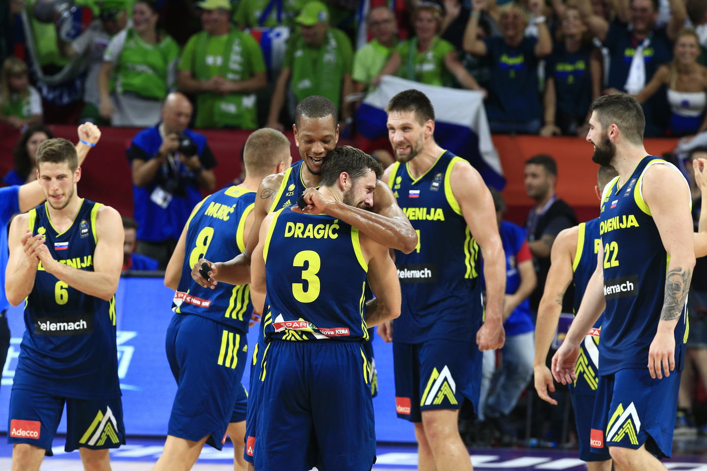  Slovėnijos rinktinės pergalė prieš Serbija ir pirmasis slovėnų trofėjus Europos krepšinio čempionate<br> AP nuotr.
