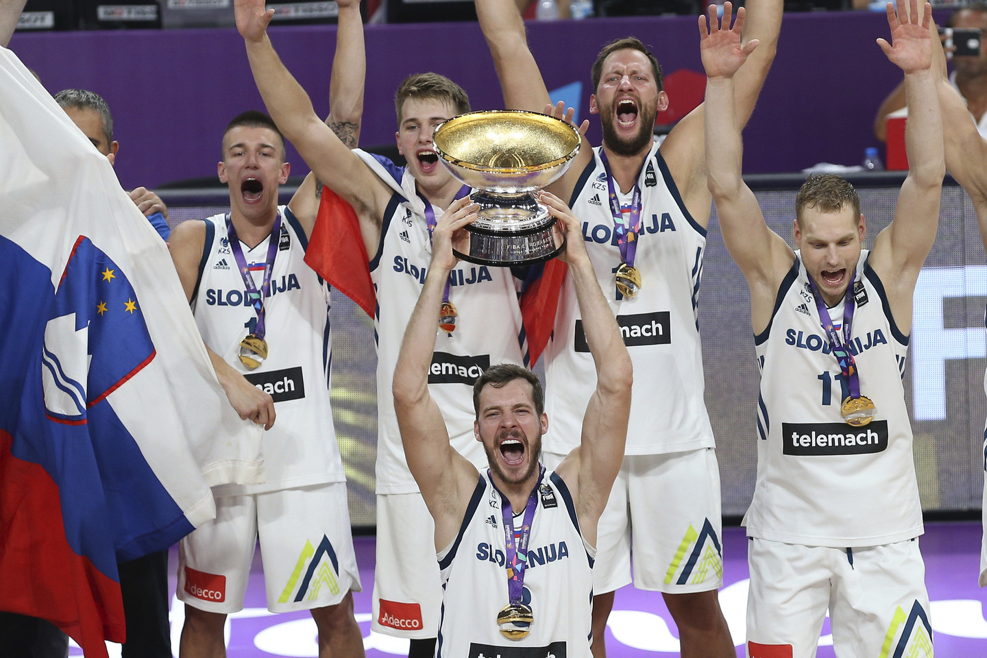  Slovėnijos rinktinės pergalė prieš Serbija ir pirmasis slovėnų trofėjus Europos krepšinio čempionate<br> AP nuotr.