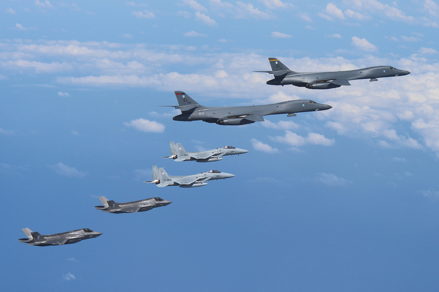  JAV pasiuntė naikintuvus F-35B virš Korėjos pusiasalio. <br> AFP/Scanpix nuotr. 