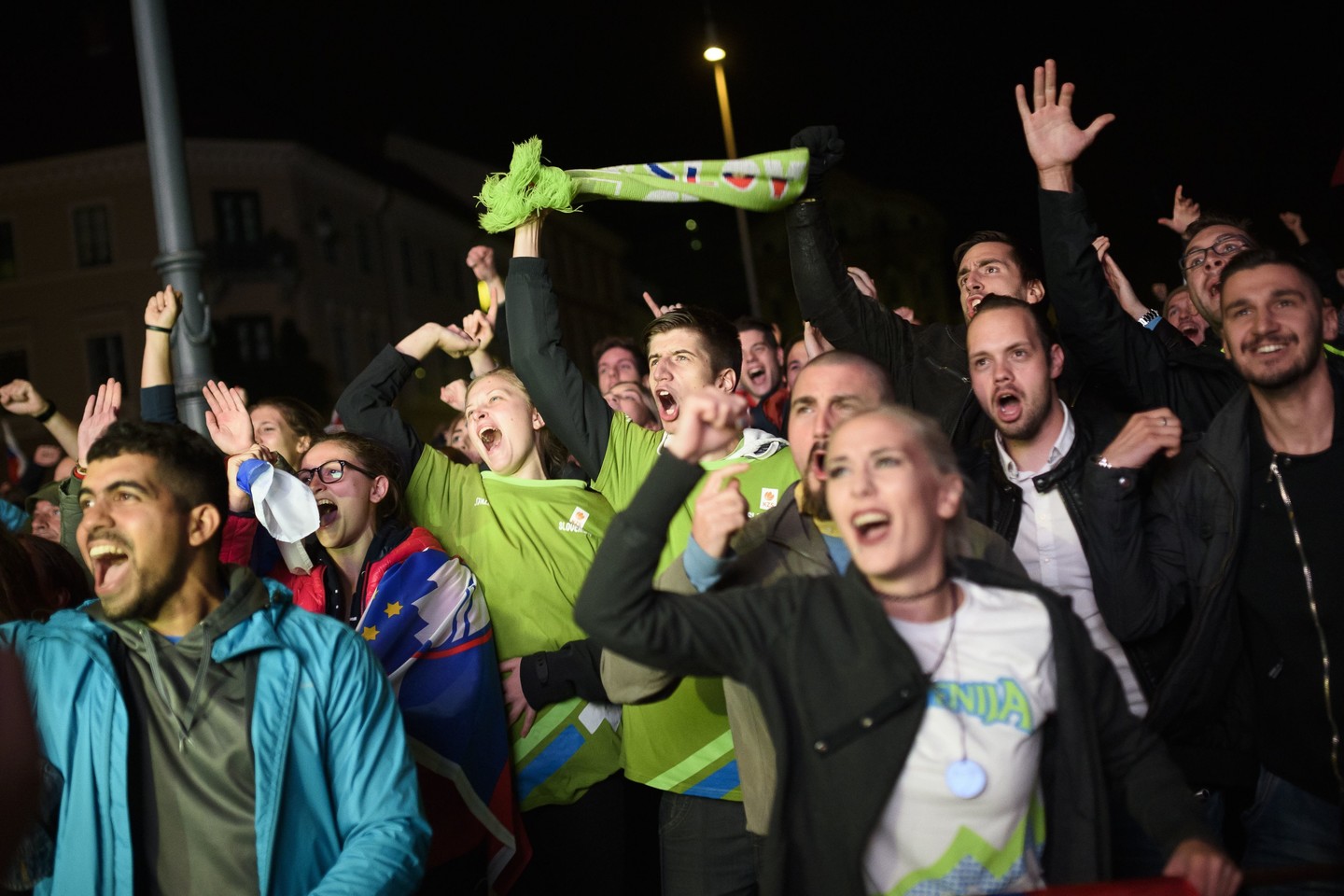  Slovėnų sirgalių šėlsmas po pergalės Europos krepšinio čempionate.<br> AFP nuotr.
