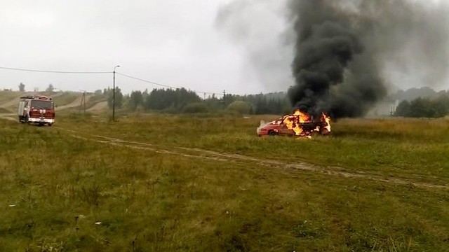 Įtariama, kad Šiaulių priemiestyje liepsnojęs automobilis – padegtas