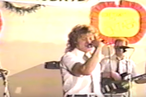 Ar atpažįstate, koks populiarus atlikėjas įamžintas filmuotoje medžiagoje?