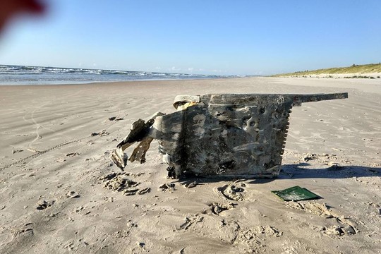 Kulkų suvarpytos lėktuvo nuolaužos Smiltynės paplūdimyje sukėlė nerimą