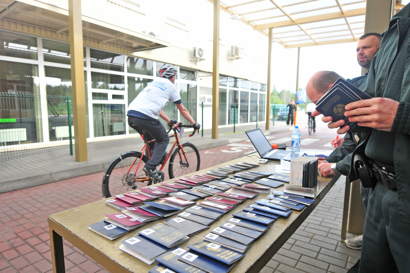 Tarptautinių dviračių lenktynių Gardinas-Druskininkai dalyviai valstybės sieną kirto nesustodami.<br> A.Vaitkevičiaus nuotr.