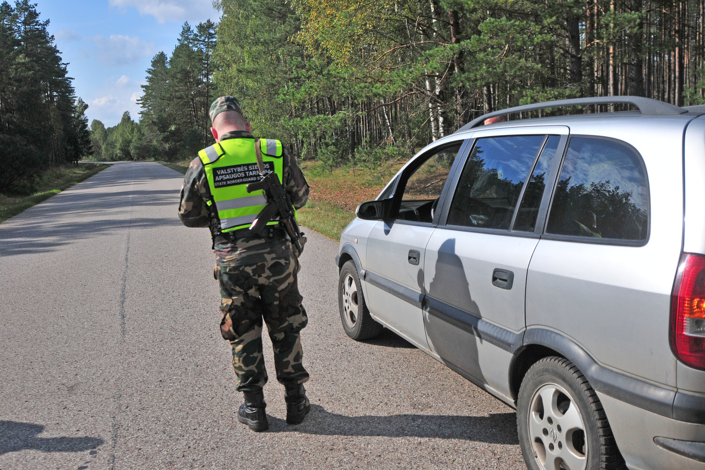 Grybauti be jokių dokumentų išvažiavusiai 3 asmenų šeimai skirti įspėjimai.<br> A.Vaitkevičiaus nuotr.