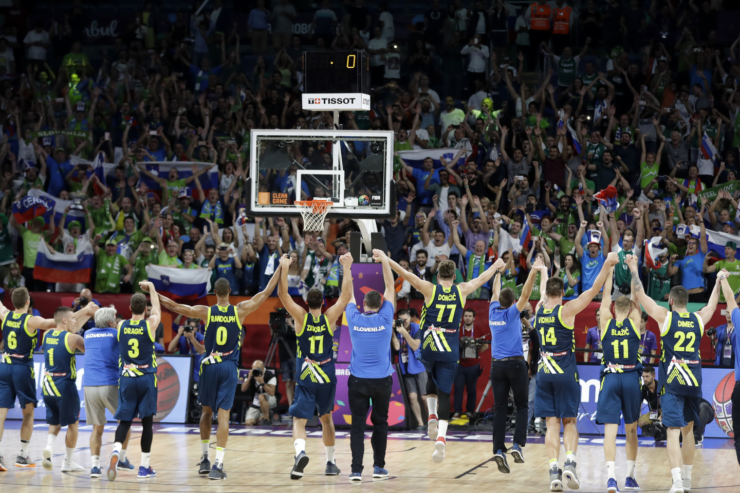 Europos čempione tapusi Slovėnijos rinktinė iki šiol nė sykio nebuvo laimėjusi žemyno pirmenybių medalių.<br>AP nuotr.