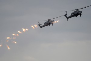 Pratybų „Zapad“ metu sraigtasparnis apšaudė žiūrovus