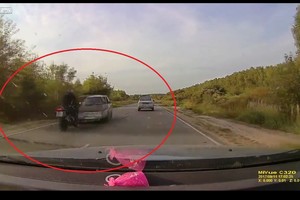 Užfiksavo paskutines tragiškas motociklininko gyvenimo sekundes 