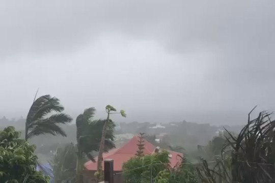 Uraganas „Marija“ savo kelyje šluoja viską, net ir premjero rezidenciją