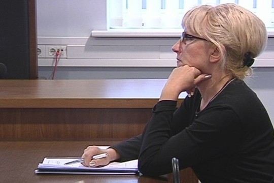 Viešai nusišlapinusi prokurorė pareigūnus išvadino gaidžiais ir šliumparkomis