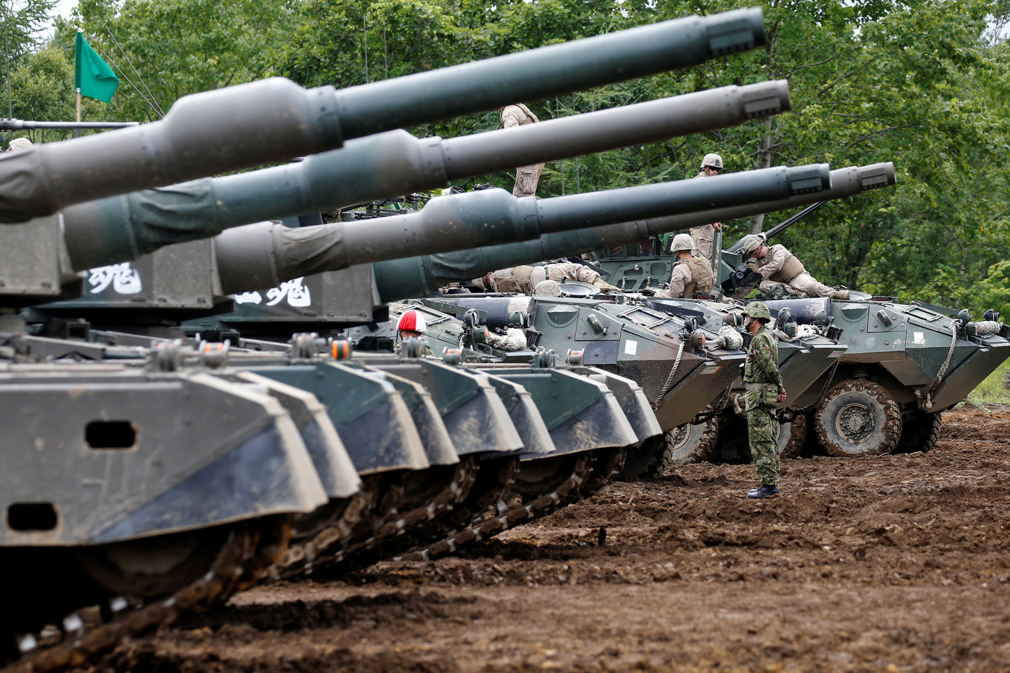  Tarp gabentų karinių mašinų buvo ir tankai. <br> Reuters/Scanpix nuotr.