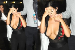 Modelis Demi Rose kuklumu nepasižymi: vos neatidengė krūtinės