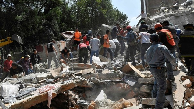 Meksikos sostinę sukrėtęs žemės drebėjimas pražudė mažiausiai 149 žmones