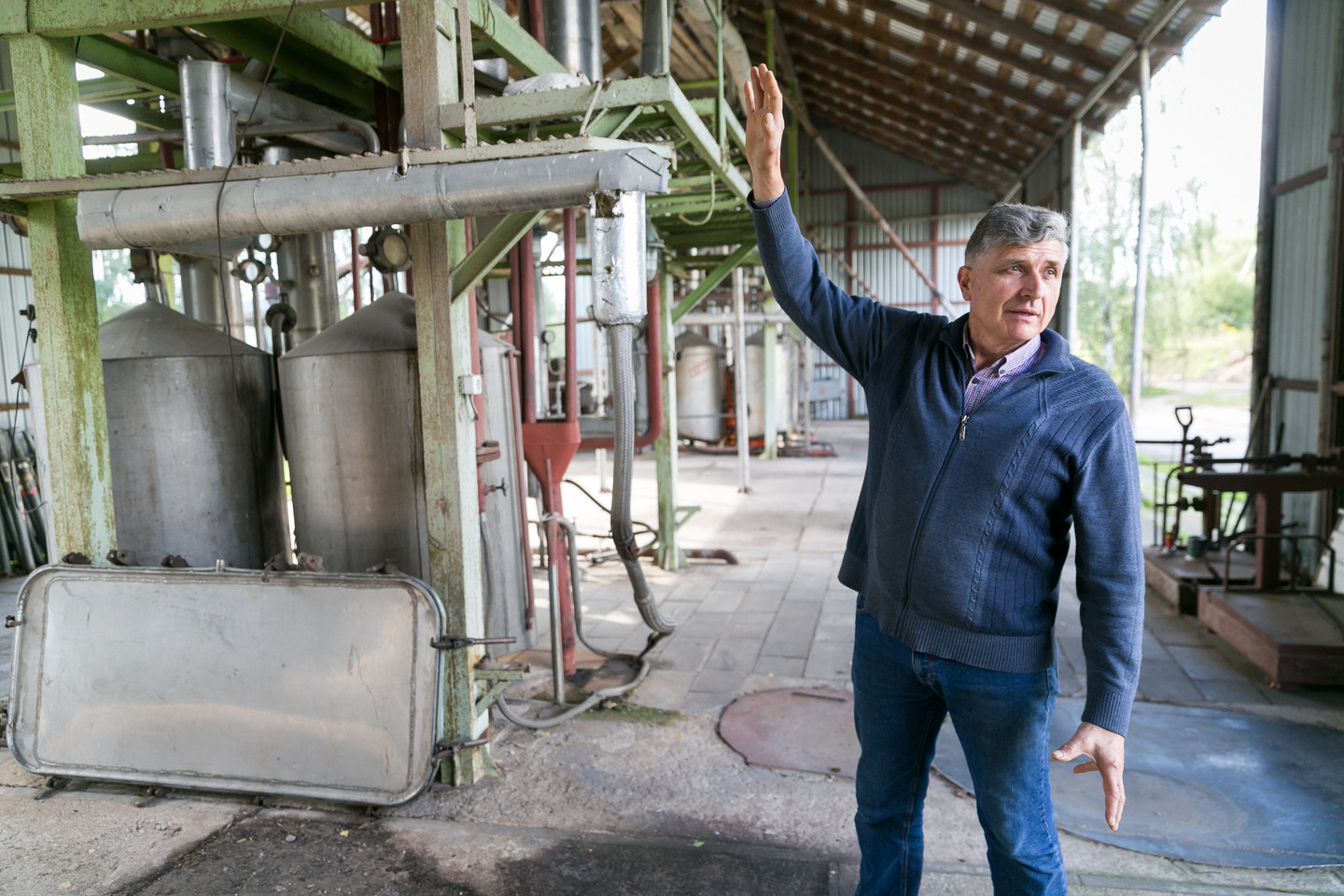  Biologo specialybę turintis vyras savo fabrikėlį įkūrė Vaidotuose, visai netoli Vilniaus ir, kaip pats juokiasi, gamina viską nuo eteinių aliejų ir ekstraktų iki natūralių indų ploviklių.<br> T.Bauro nuotr.