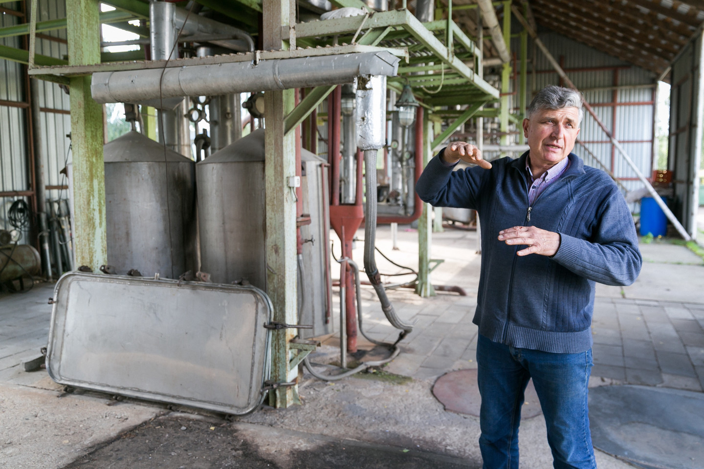  Biologo specialybę turintis vyras savo fabrikėlį įkūrė Vaidotuose, visai netoli Vilniaus ir, kaip pats juokiasi, gamina viską nuo eteinių aliejų ir ekstraktų iki natūralių indų ploviklių.<br> T.Bauro nuotr.