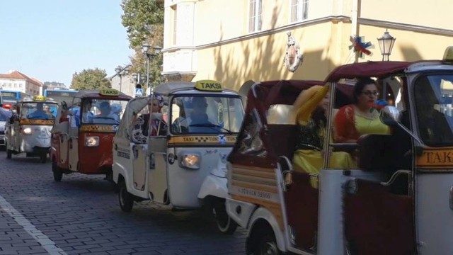 Klaipėdoje nufilmavo gatvėse išsirikiavusią „Tuktukų“ koloną ir laimėjo 100 eurų!