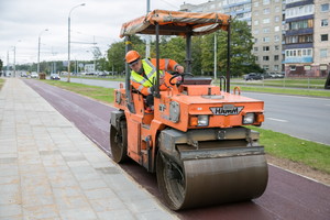 Laisvės prospektą Vilniuje nuspalvino raudonas asfaltas – tiesiamas 5 km dviračių takas